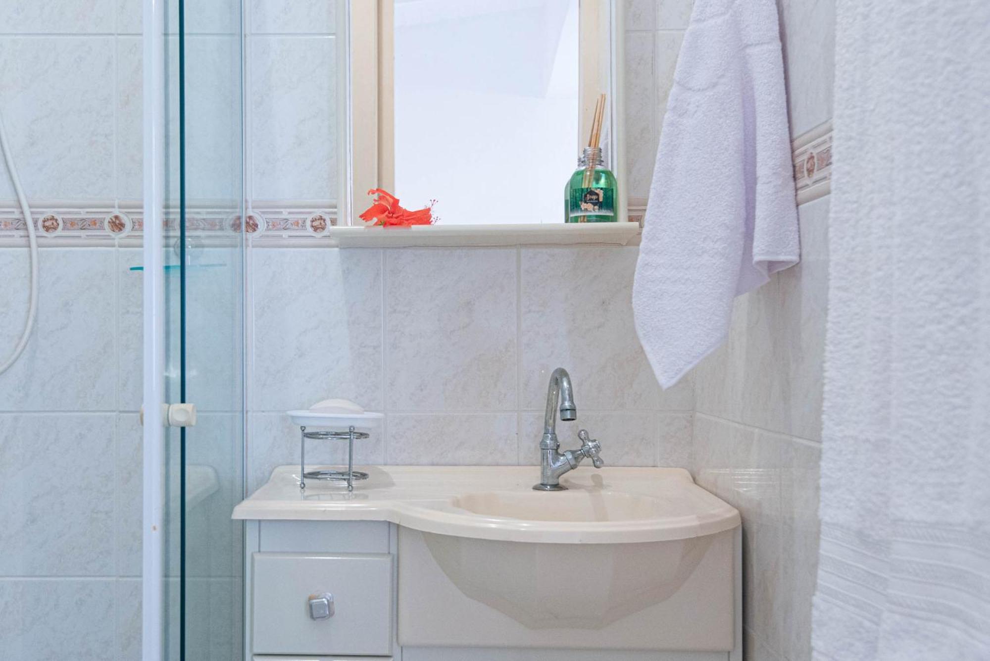 Casa com piscina na melhor localização de Búzios -WIFI 500MB, SMART TV 4K - agua e luz cobrados a parte Extérieur photo